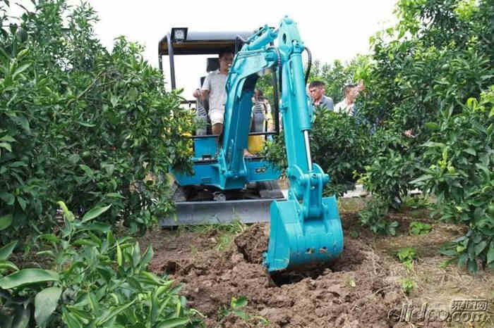 小型挖掘機(jī)挖土作業(yè)